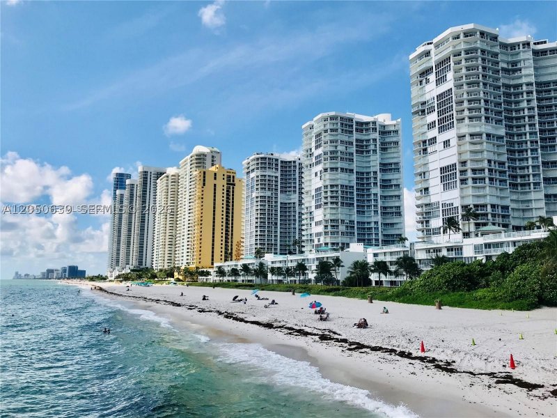 Condo for sale at La Perla 1605
