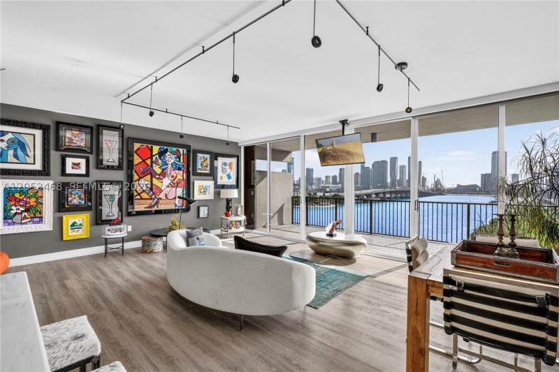 Condo for sale at 1000 Venetian Way 810