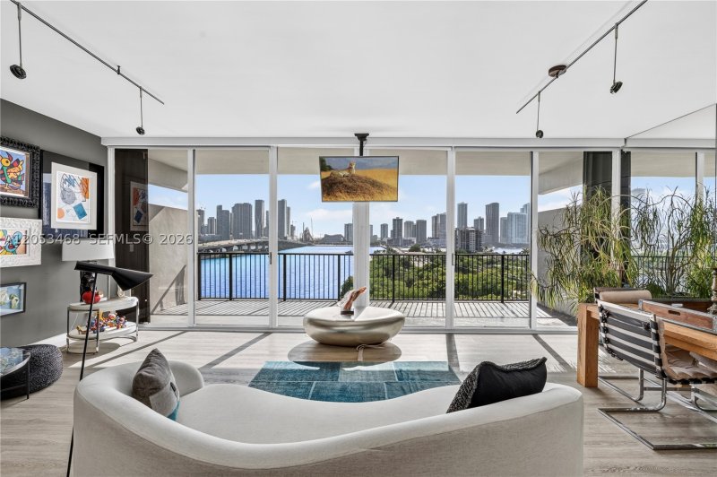 Condo for sale at 1000 Venetian Way 810