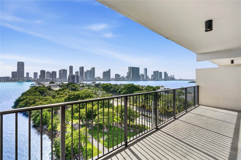 Condo for sale at 1000 Venetian Way 810