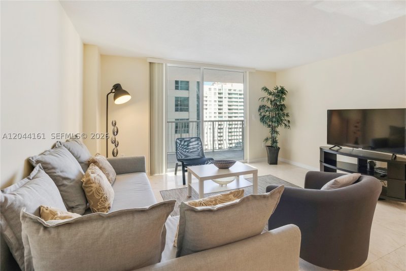 Apartment for rent at The Club At Brickell Bay 2806