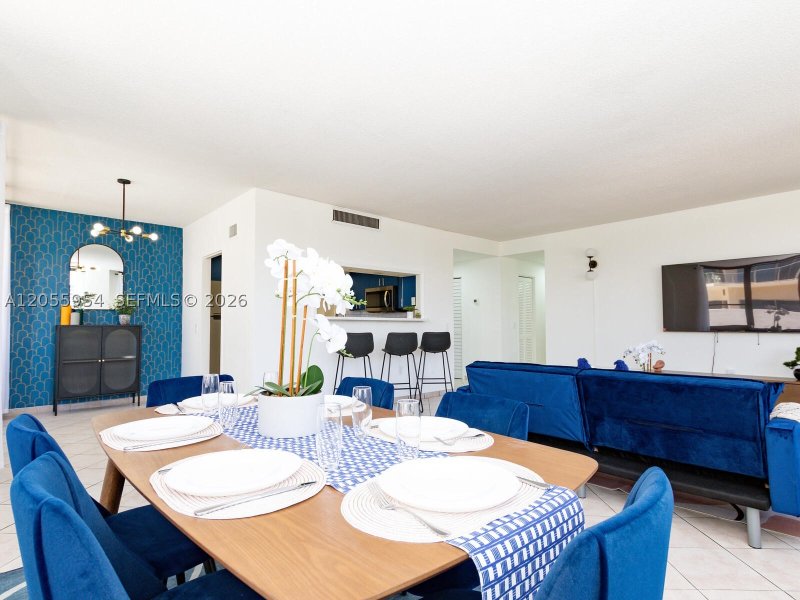 Condo for sale at Alexander Towers 305