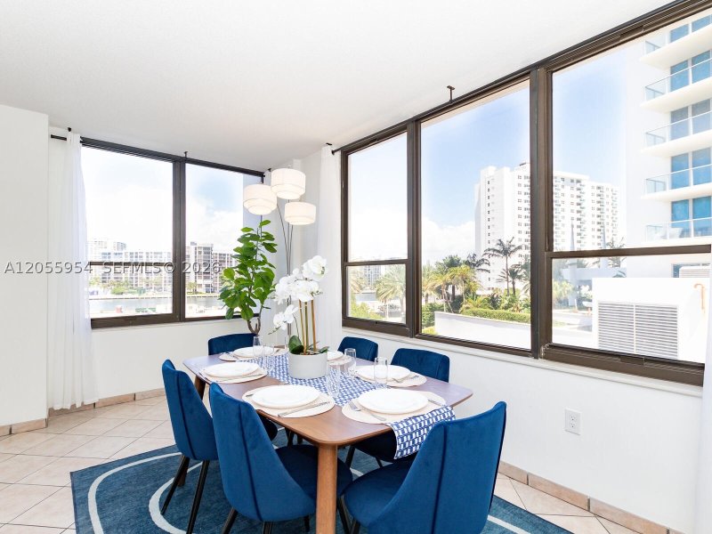Condo for sale at Alexander Towers 305