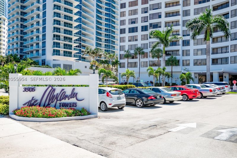 Condo for sale at Alexander Towers 305