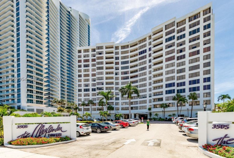 Condo for sale at Alexander Towers 305