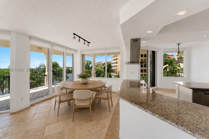 Comprar apartamento en Verona At Deering Bay 404