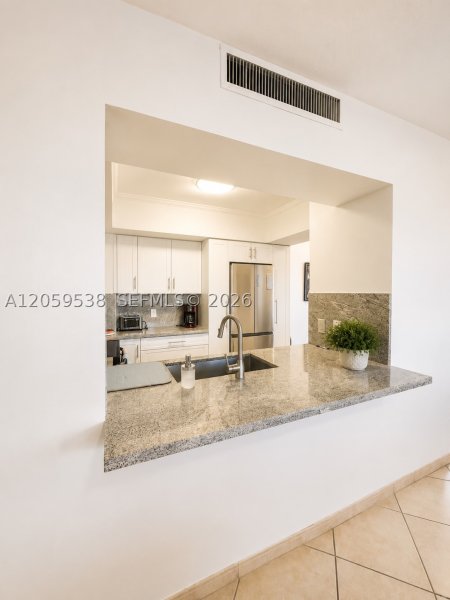 Condo for sale at Alexander Towers 401