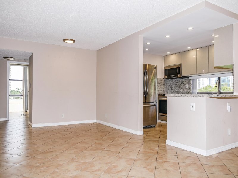Apartment for rent at Plaza of the Americas 529