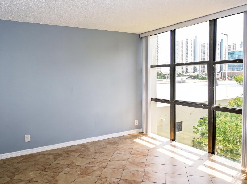 Apartment for rent at Plaza of the Americas 529
