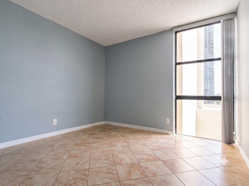 Apartment for rent at Plaza of the Americas 529