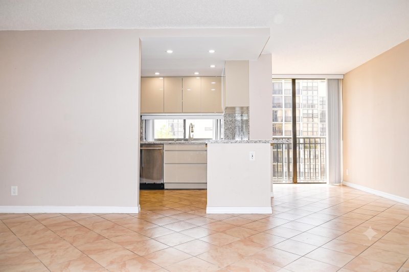 Apartment for rent at Plaza of the Americas 529