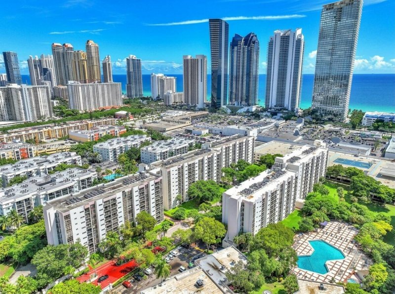 Apartment for rent at Plaza of the Americas 529