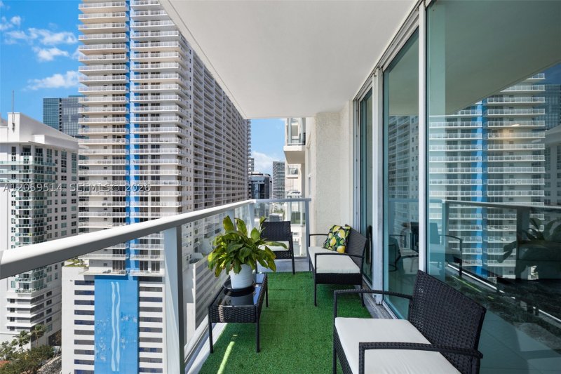 Condo for sale at Mark on Brickell 2005