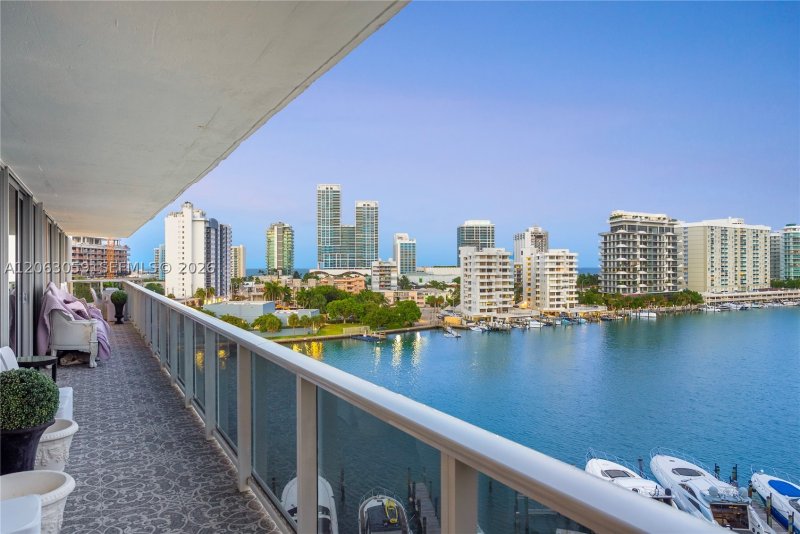Comprar apartamento en King Cole 702/704