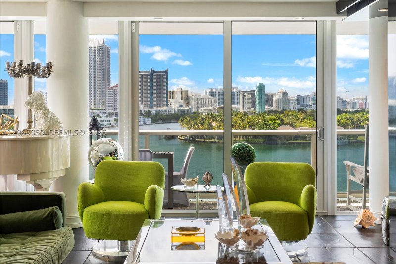 Comprar apartamento en King Cole 702/704