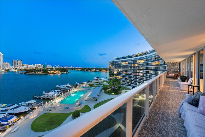 Comprar apartamento en King Cole 702/704