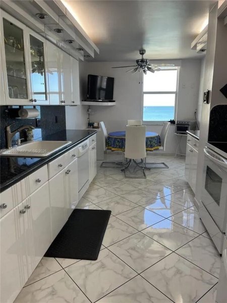Condo for sale at Malaga Towers 16B