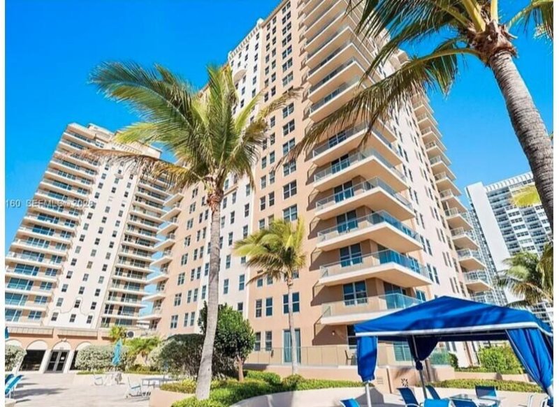 Condo for sale at Malaga Towers 16B