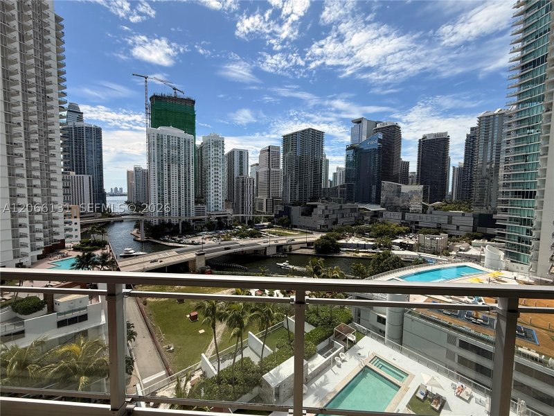 Condo for sale at The Ivy 1801
