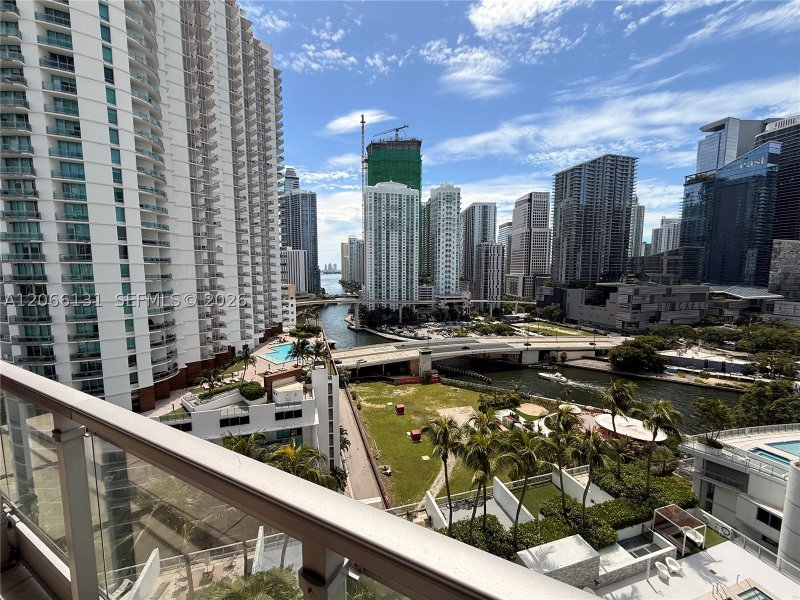 Condo for sale at The Ivy 1801