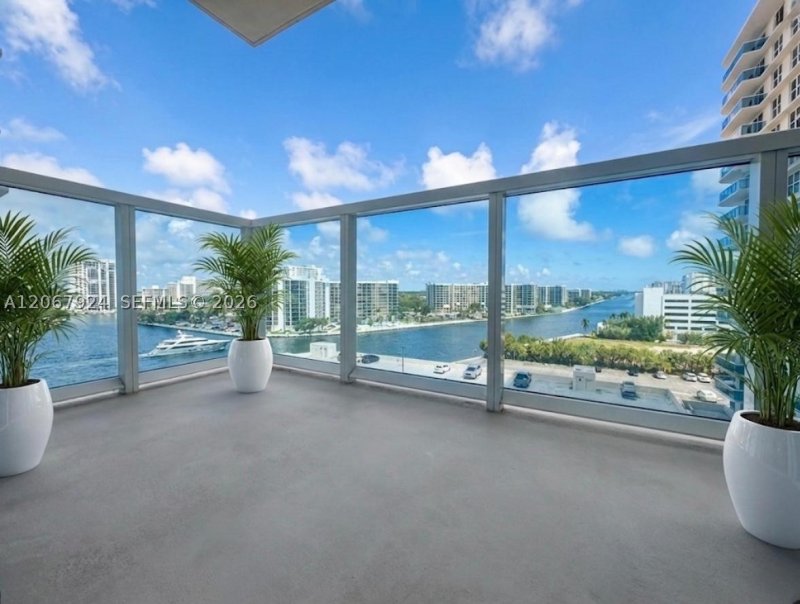 Condo for sale at Hallmark of Hollywood 802