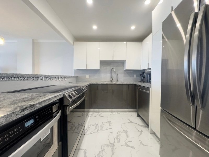 Condo for sale at Hallmark of Hollywood 802