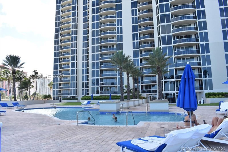 Condo for sale at The Pinnacle 3202