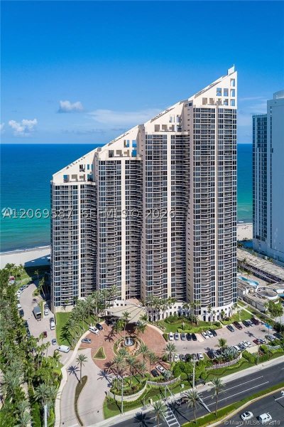 Condo for sale at The Pinnacle 3202