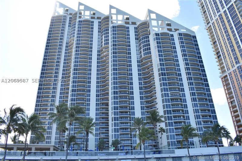 Condo for sale at The Pinnacle 3202
