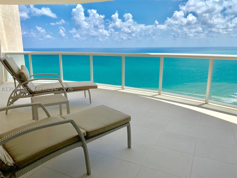 Condo for sale at The Pinnacle 3202