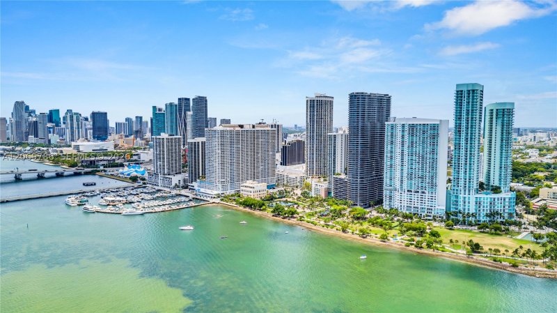 Condo for sale at 1800 Club 809