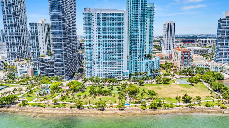 Condo for sale at 1800 Club 809