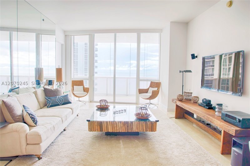 Aluguel de apartamento no Trump Tower Three 2303