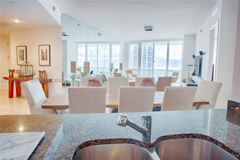 Aluguel de apartamento no Trump Tower Three 2303