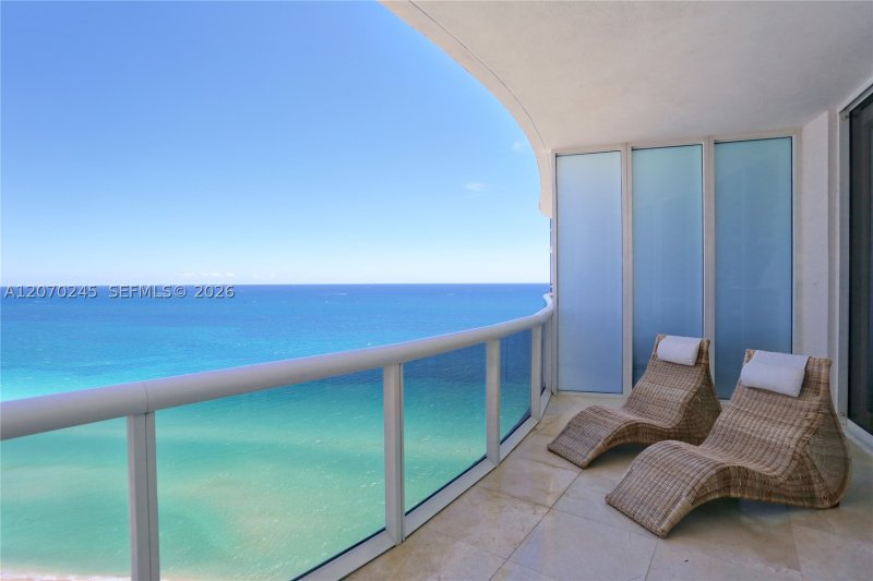 Aluguel de apartamento no Trump Tower Three 2303