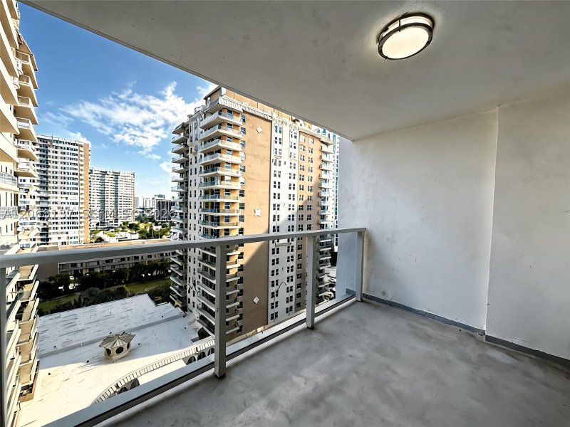 Alquiler de apartamento en La Mer Estates 1206