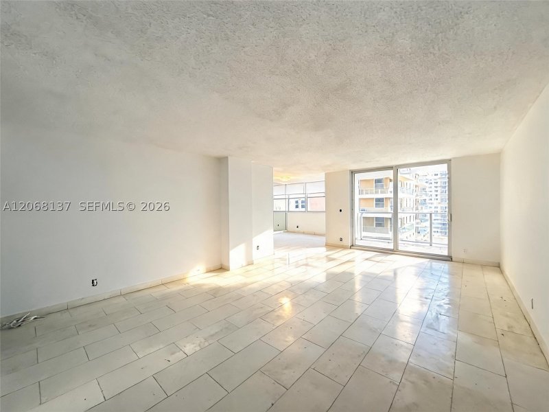 Alquiler de apartamento en La Mer Estates 1206