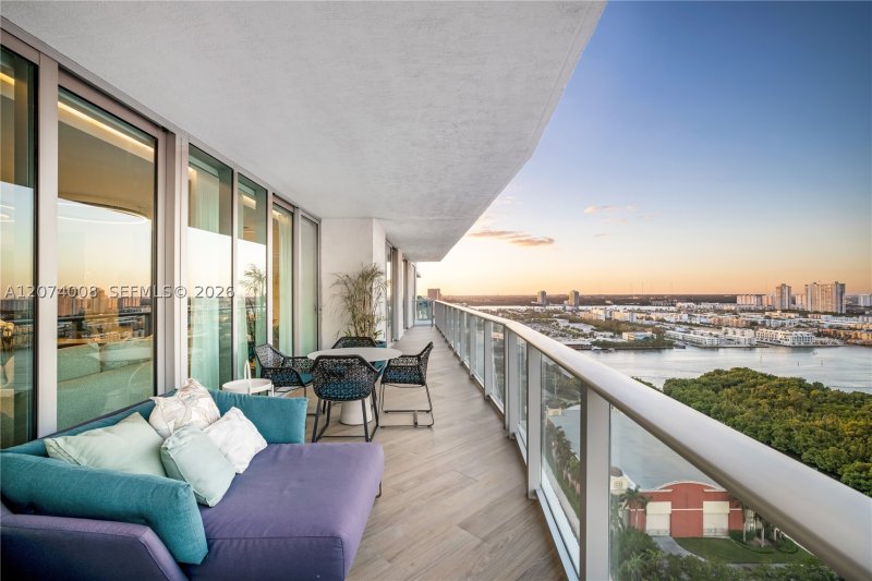 Comprar apartamento no Parque Towers at St. Tropez 5-2403