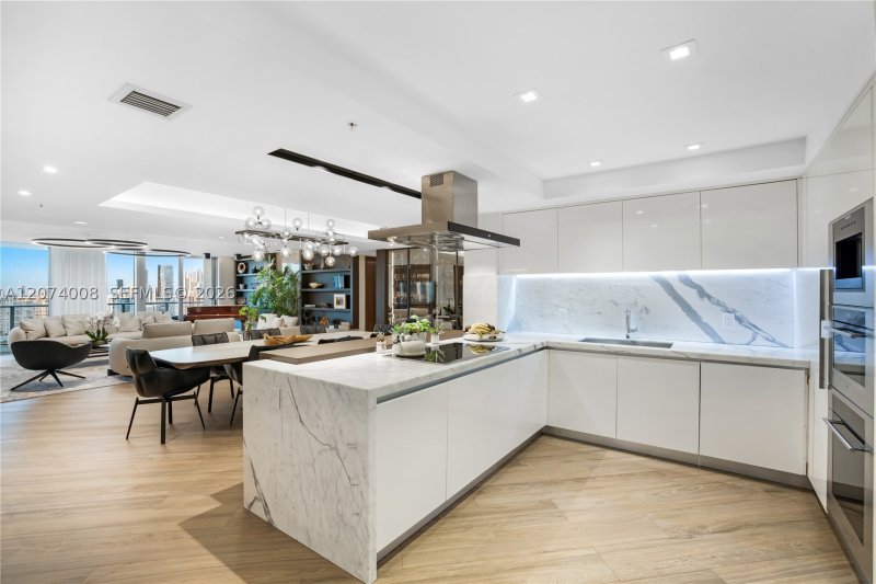 Comprar apartamento no Parque Towers at St. Tropez 5-2403