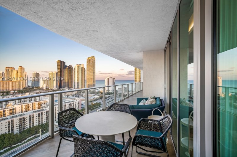 Comprar apartamento no Parque Towers at St. Tropez 5-2403