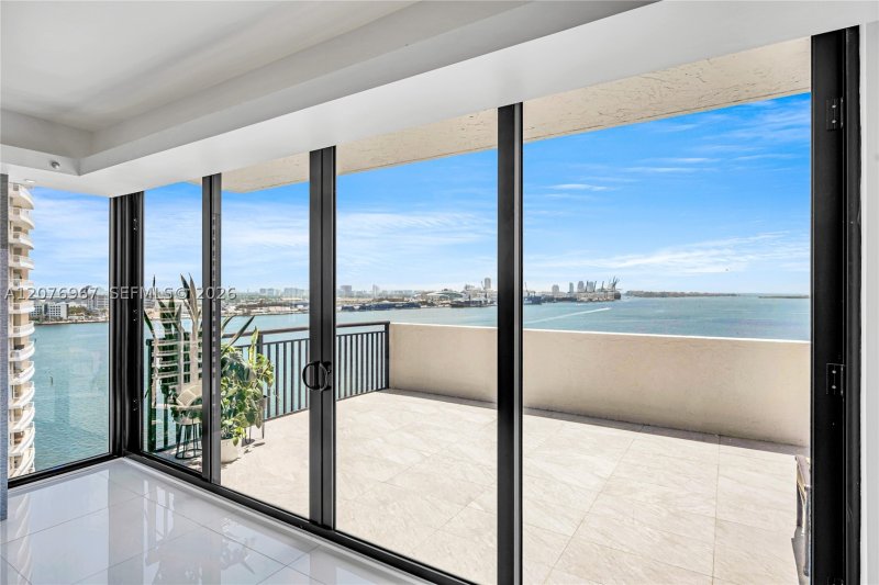Comprar apartamento no Brickell Key Two 1820