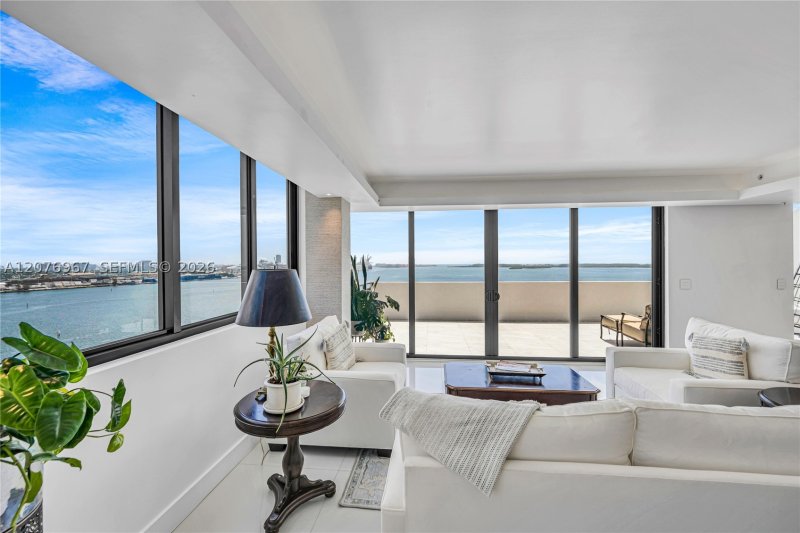 Comprar apartamento no Brickell Key Two 1820
