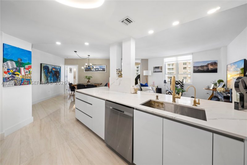 Comprar apartamento no Courvoisier Courts 707