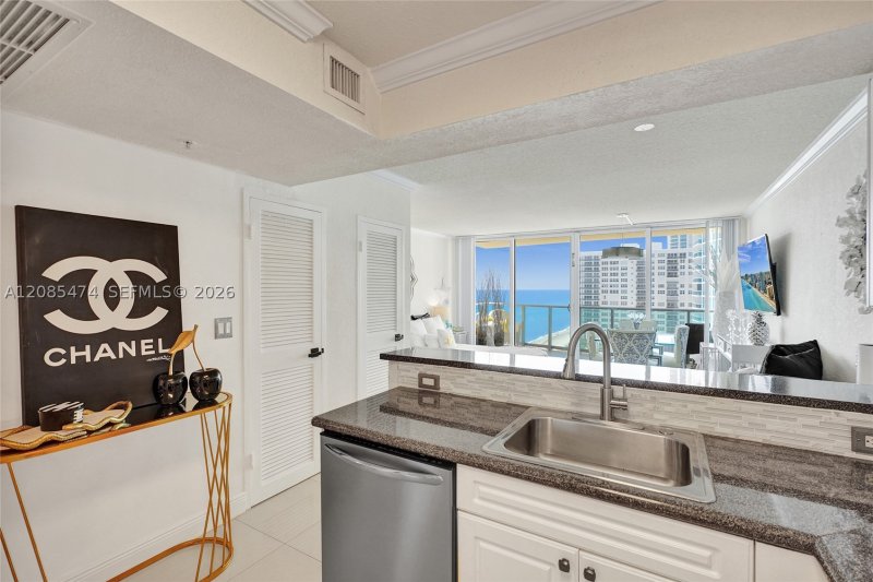 Alquiler de apartamento en The Wave Condo 1212 (availa