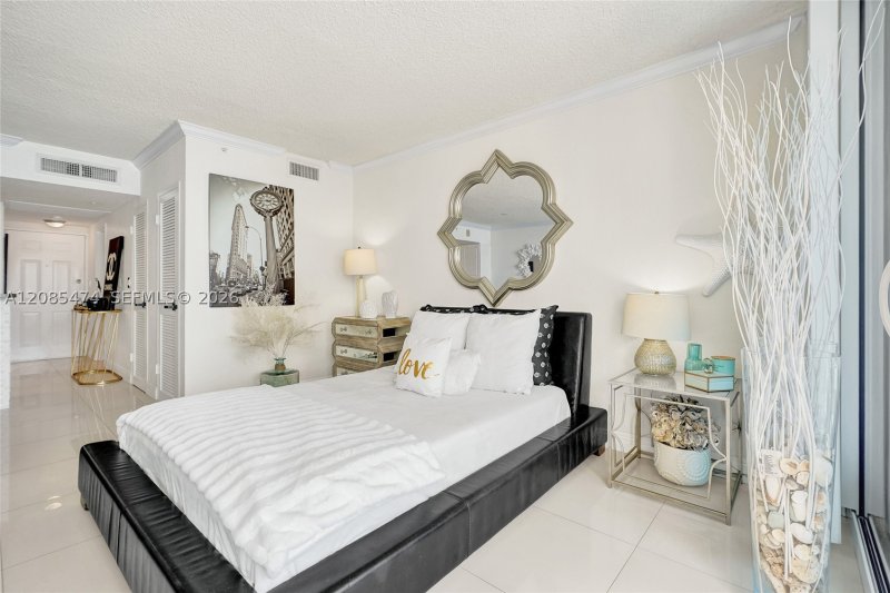 Alquiler de apartamento en The Wave Condo 1212 (availa