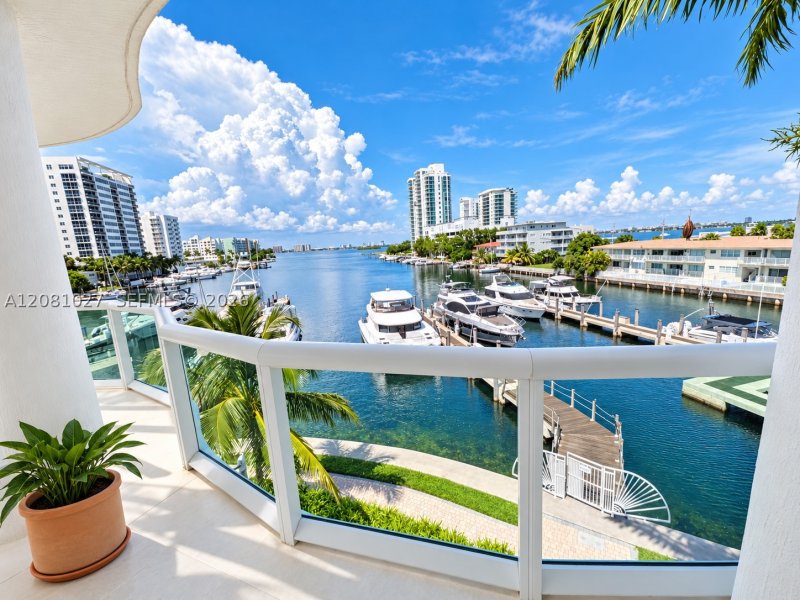 Comprar apartamento en 360 Condo Marina Residences East 307