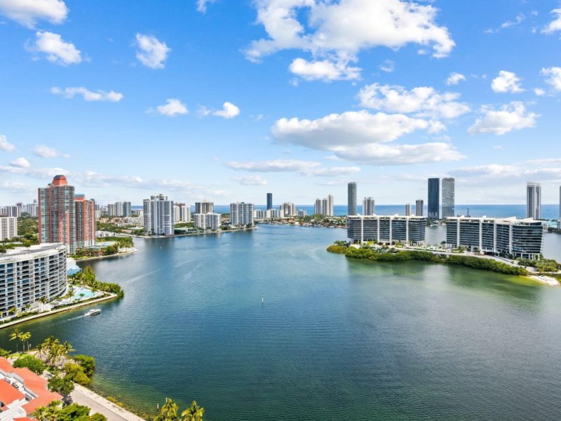 Condos for sale at Peninsula II
