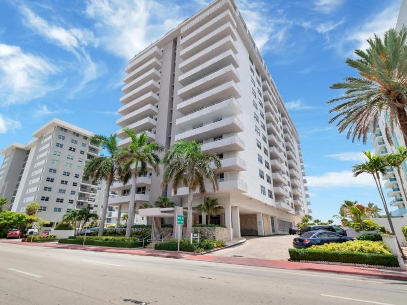 apartamentos en venta en Four Winds Condo