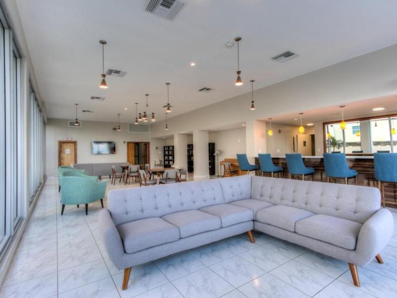 apartamentos en venta en Four Winds Condo