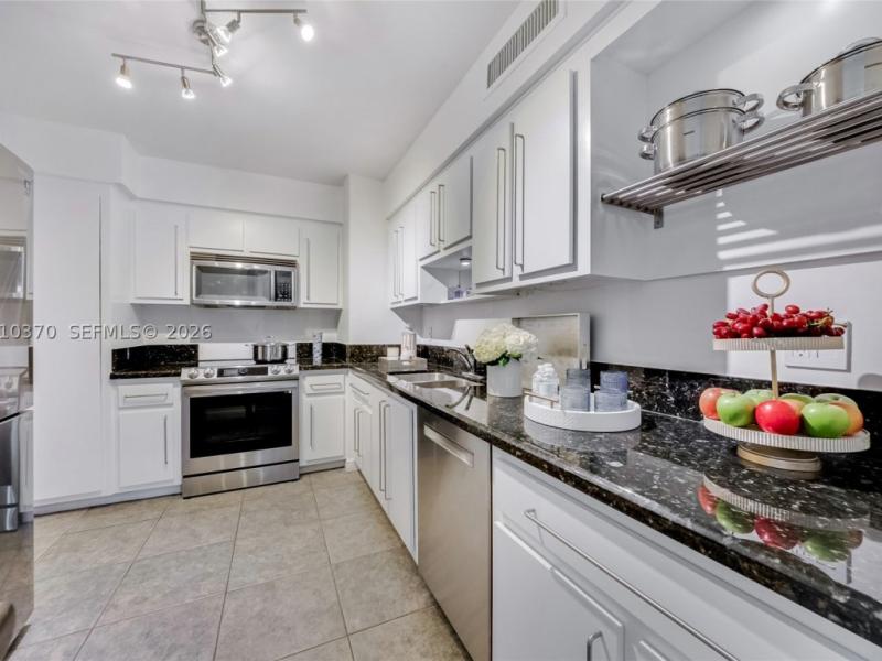 apartamentos en venta en Four Winds Condo